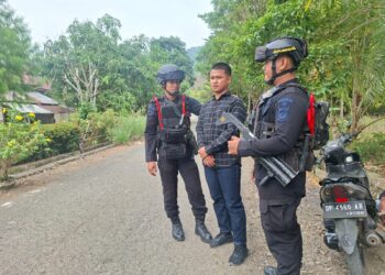 HADIR DI TENGAH WARGA, PERSONEL BATALYON D PELOPOR CEGAH GANGGUAN KAMTIBMAS DI MANCANI