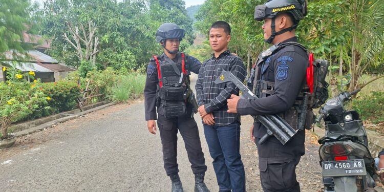 HADIR DI TENGAH WARGA, PERSONEL BATALYON D PELOPOR CEGAH GANGGUAN KAMTIBMAS DI MANCANI