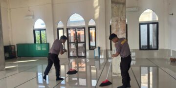 JUMAT BERSIH, PERSONEL KOMPI 3 BATALYON D PELOPOR LAKSANAKAN KERJA BAKTI DI MASJID NURUL HIDAYAH LABOKKE