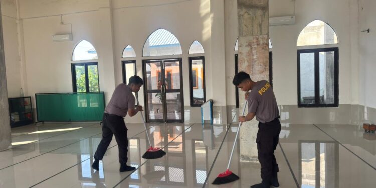 JUMAT BERSIH, PERSONEL KOMPI 3 BATALYON D PELOPOR LAKSANAKAN KERJA BAKTI DI MASJID NURUL HIDAYAH LABOKKE