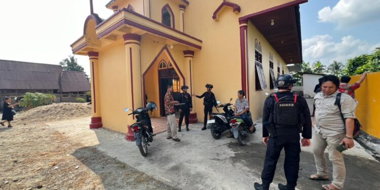 Personel Batalyon D Pelopor Laksanakan Patroli Kamtibmas di Gereja Baebunta
