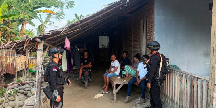 Patroli Harkamtibmas, Batalyon D Pelopor Sambangi Warga di Mancani
