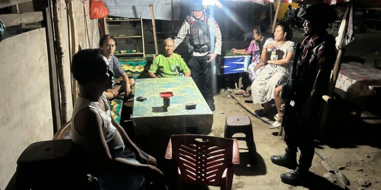 Patroli Kamtibmas Posko Mancani, Brimob Sambangi Warga di Lingkungan Batu dan Uri