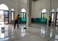 WUJUD KEPEDULIAN TERHADAP LINGKUNGAN, PERSONEL KOMPI 3 BRIMOB LAKSANAKAN JUMAT BERSIH DI MASJID NURUL HIDAYAH LABOKKE