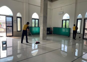 WUJUD KEPEDULIAN TERHADAP LINGKUNGAN, PERSONEL KOMPI 3 BRIMOB LAKSANAKAN JUMAT BERSIH DI MASJID NURUL HIDAYAH LABOKKE