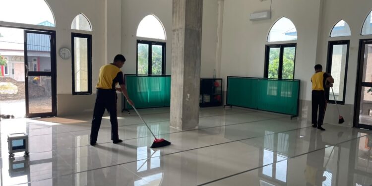 WUJUD KEPEDULIAN TERHADAP LINGKUNGAN, PERSONEL KOMPI 3 BRIMOB LAKSANAKAN JUMAT BERSIH DI MASJID NURUL HIDAYAH LABOKKE