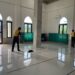WUJUD KEPEDULIAN TERHADAP LINGKUNGAN, PERSONEL KOMPI 3 BRIMOB LAKSANAKAN JUMAT BERSIH DI MASJID NURUL HIDAYAH LABOKKE