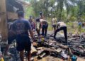 Personel Brimob Bantu Warga Bersihkan Sisa Kebakaran di Dusun Rante Paccu, Luwu Utara