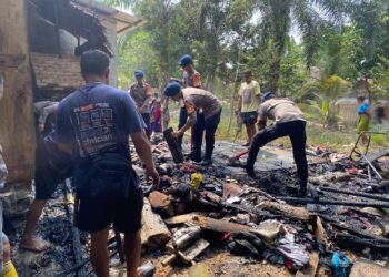 Personel Brimob Bantu Warga Bersihkan Sisa Kebakaran di Dusun Rante Paccu, Luwu Utara