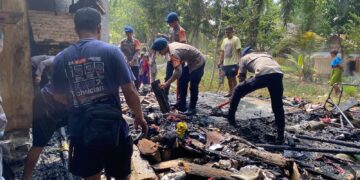 Personel Brimob Bantu Warga Bersihkan Sisa Kebakaran di Dusun Rante Paccu, Luwu Utara