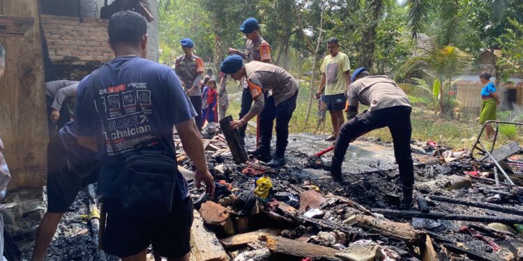 Personel Brimob Bantu Warga Bersihkan Sisa Kebakaran di Dusun Rante Paccu, Luwu Utara