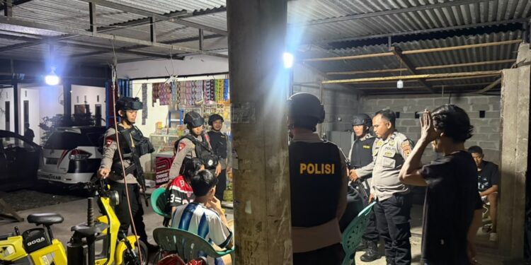 Patroli Sambang Warga,Brimob Jaga Kamtibmas Di Tanalili