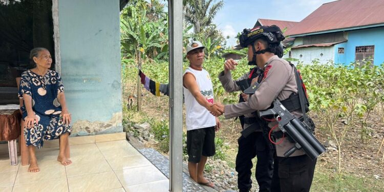 CIPTAKAN KAMTIBMAS KONDUSIF, PERSONEL BATALYON D PELOPOR INTENSIFKAN PATROLI SAMBANG WARGA DI MANCANI