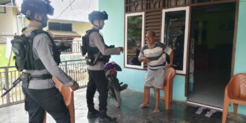 Brimob Hadir Menyapa Warga, Jaga Kamtibmas Tetap Kondusif di Mancani