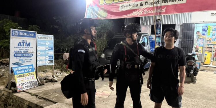 Patroli Malam Brimob BKO Polres Palopo, Hadir Menyapa dan Menjaga Warga Mancani