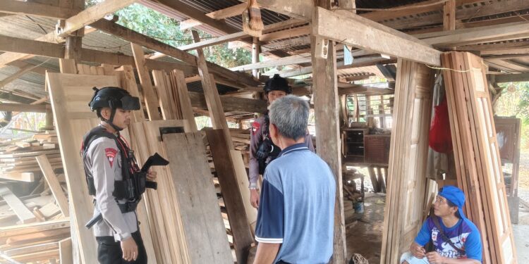 Hadir di tengah warga, Brimob jaga kamtibmas di Mancani