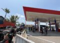 BRIMOB JAGA KETERTIBAN ANTREAN SPBU, WUJUDKAN SITUASI AMAN DAN KONDUSIF