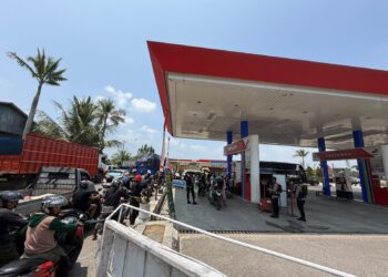 BRIMOB JAGA KETERTIBAN ANTREAN SPBU, WUJUDKAN SITUASI AMAN DAN KONDUSIF