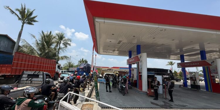 BRIMOB JAGA KETERTIBAN ANTREAN SPBU, WUJUDKAN SITUASI AMAN DAN KONDUSIF