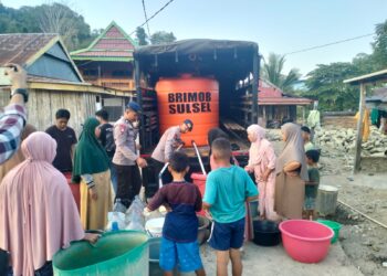 PENYALURAN AIR BERSIH BAGI MASYARAKAT TERDAMPAK KEKERINGAN DI KAB. LUWU