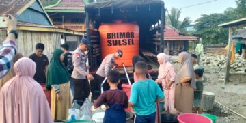 PENYALURAN AIR BERSIH BAGI MASYARAKAT TERDAMPAK KEKERINGAN DI KAB. LUWU