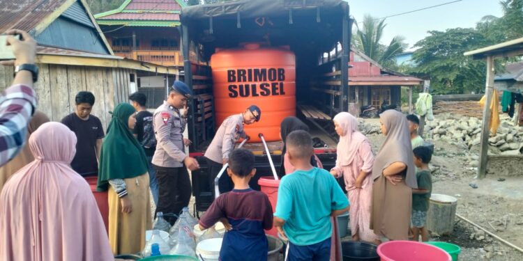 PENYALURAN AIR BERSIH BAGI MASYARAKAT TERDAMPAK KEKERINGAN DI KAB. LUWU