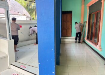 Jumat Bersih, Personel Batalyon D Pelopor Bersihkan Masjid Nurul Taqwa