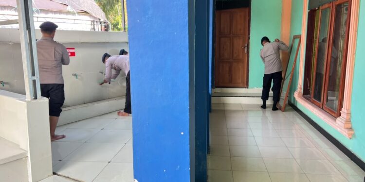 Jumat Bersih, Personel Batalyon D Pelopor Bersihkan Masjid Nurul Taqwa