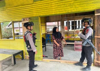 PATROLI KAMTIBMAS, BRIMOB SAMBANGI WARGA DI LINGKUNGAN BATU DAN URI