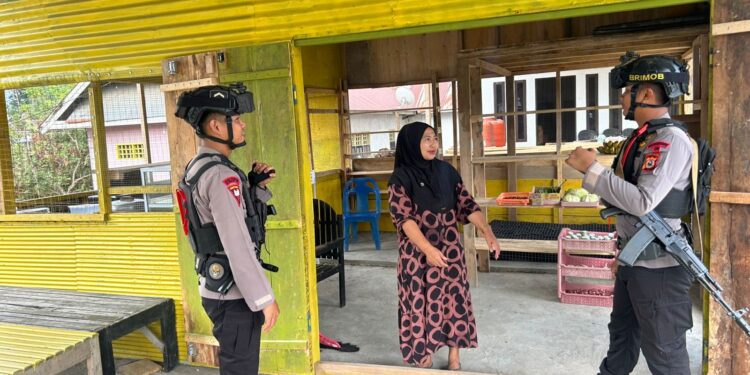 PATROLI KAMTIBMAS, BRIMOB SAMBANGI WARGA DI LINGKUNGAN BATU DAN URI