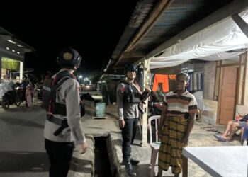 Patroli Kamtibmas, Personel Brimob Sambangi Warga untuk Jaga Situasi Tetap Kondusif