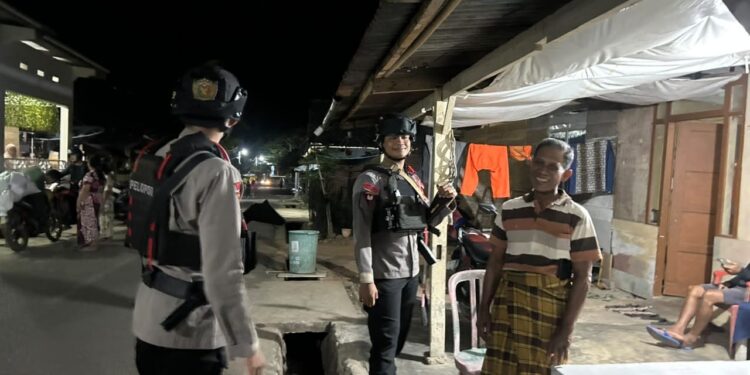 Patroli Kamtibmas, Personel Brimob Sambangi Warga untuk Jaga Situasi Tetap Kondusif