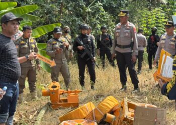 PERSONEL GABUNGAN LAKSANAKAN PENERTIBAN AKTIVITAS PERTAMBANGAN DI KECAMATAN BAJO BARAT KABUPATEN LUWU