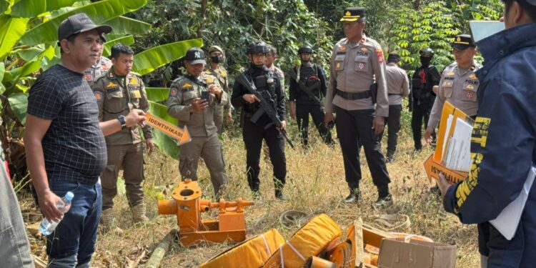 PERSONEL GABUNGAN LAKSANAKAN PENERTIBAN AKTIVITAS PERTAMBANGAN DI KECAMATAN BAJO BARAT KABUPATEN LUWU