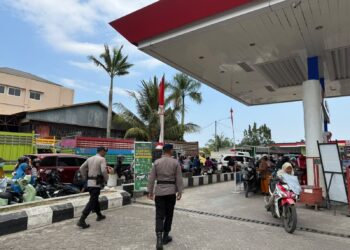 Brimob hadir, antrean BBM di Luwu Utara ditertibkan demi situasi tetap kondusif