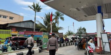 Brimob hadir, antrean BBM di Luwu Utara ditertibkan demi situasi tetap kondusif