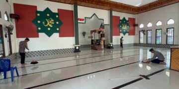 Bukan Sekadar Bersih, Brimob Hadir Rawat Masjid Bersama Warga