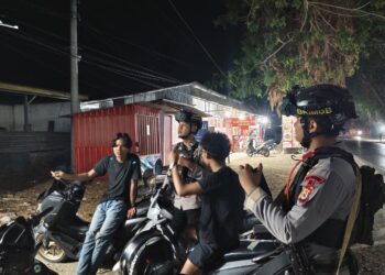 Patroli malam, Brimob hadir menyapa warga di Mancani