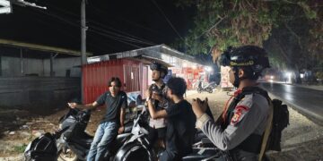 Patroli malam, Brimob hadir menyapa warga di Mancani