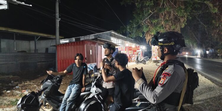 Patroli malam, Brimob hadir menyapa warga di Mancani