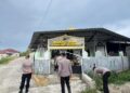 Jumat Bersih, Personel Batalyon D Pelopor Bersihkan Masjid Quba Langkaso-Baebunta