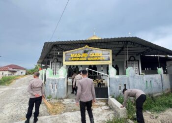Jumat Bersih, Personel Batalyon D Pelopor Bersihkan Masjid Quba Langkaso-Baebunta