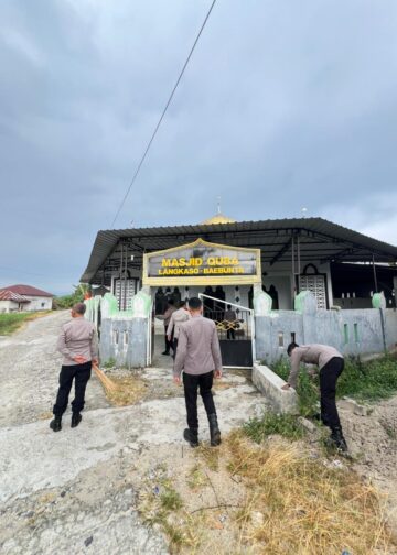 Jumat Bersih, Personel Batalyon D Pelopor Bersihkan Masjid Quba Langkaso-Baebunta