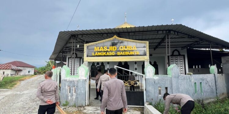 Jumat Bersih, Personel Batalyon D Pelopor Bersihkan Masjid Quba Langkaso-Baebunta