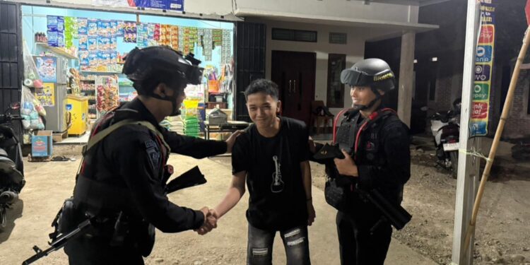 Brimob Perkuat Pencegahan Konflik Malam Hari di Mancani, Ajak Warga Jaga Kedamaian