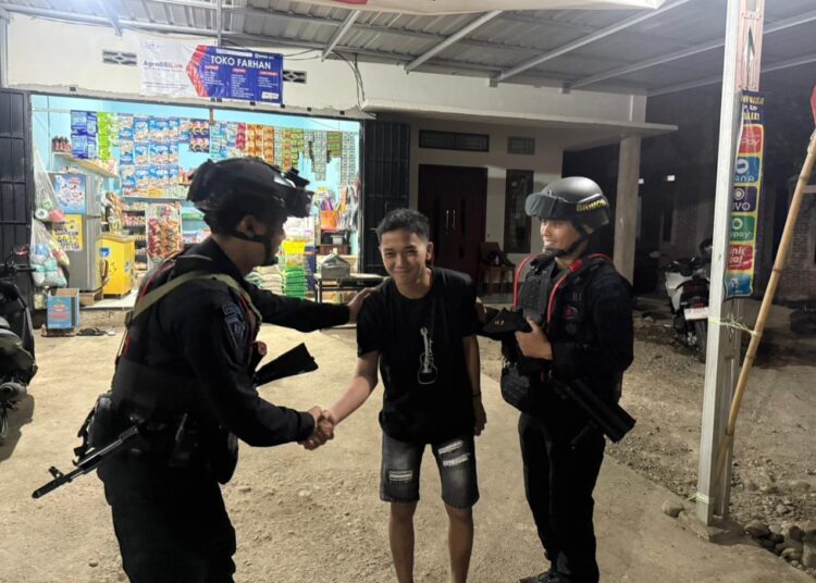Brimob Perkuat Pencegahan Konflik Malam Hari di Mancani, Ajak Warga Jaga Kedamaian