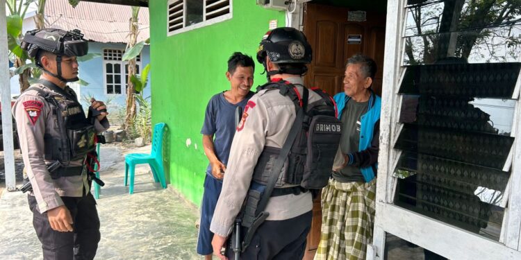 Patroli humanis Brimob, jaga keamanan dan kedekatan bersama warga Mancani