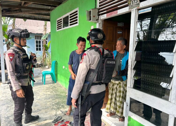 Patroli humanis Brimob, jaga keamanan dan kedekatan bersama warga Mancani