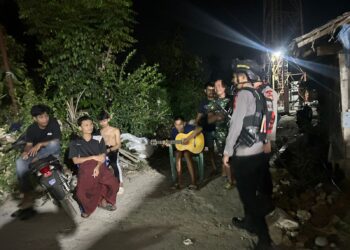 Patroli Malam, Brimob Ajak Warga Bersama Jaga Kamtibmas