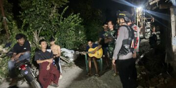 Patroli Malam, Brimob Ajak Warga Bersama Jaga Kamtibmas